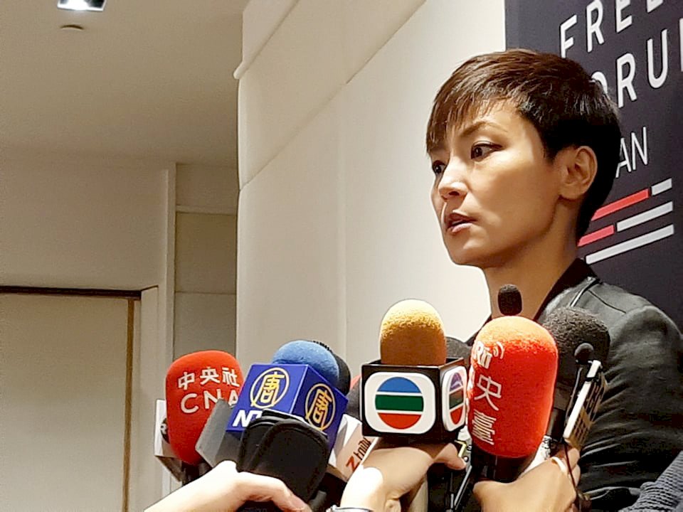 支持者憂安危 何韻詩臉書抒心志