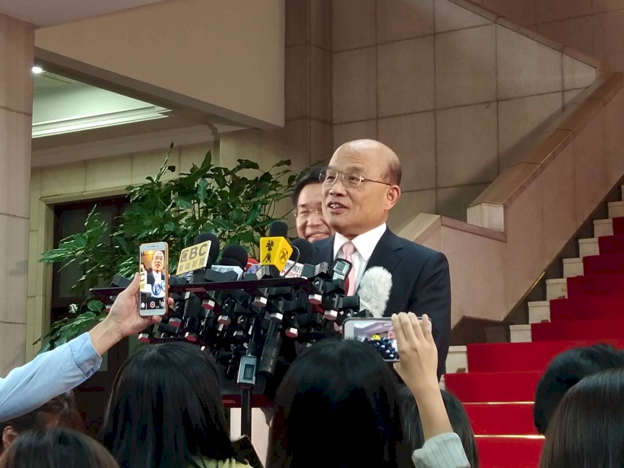 藍批政策利多「大撒幣」 蘇揆：福國利民有何不對