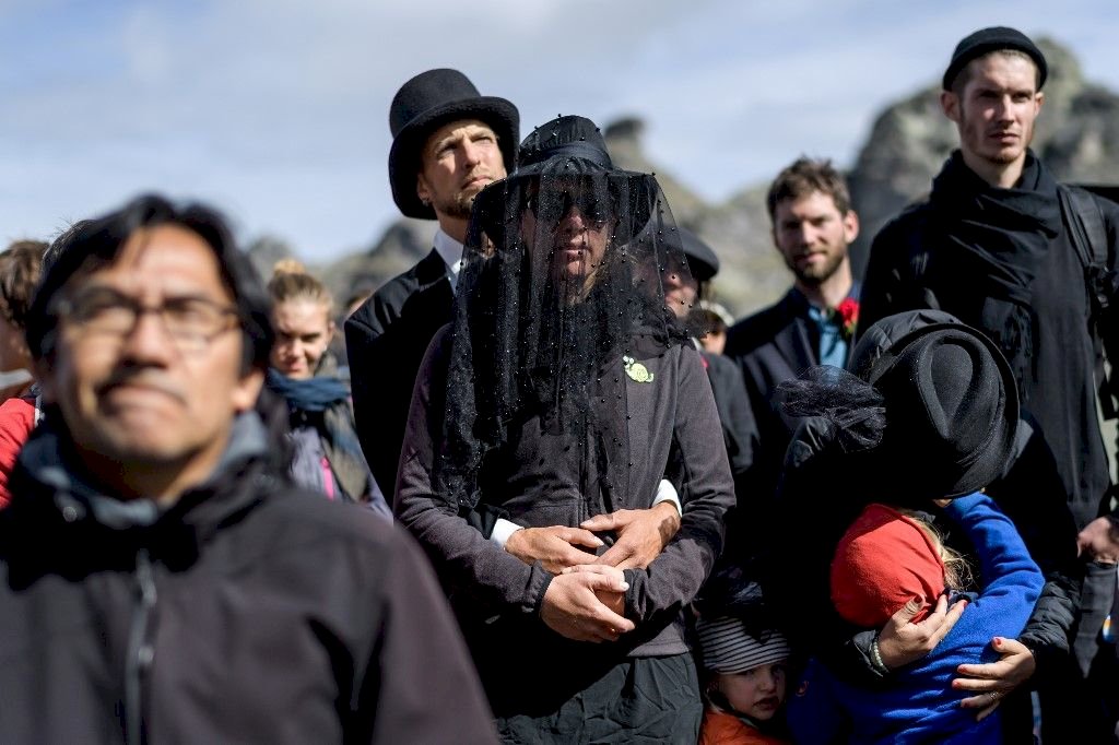 阿爾卑斯山脈冰川融化 瑞士百人穿黑衣送葬