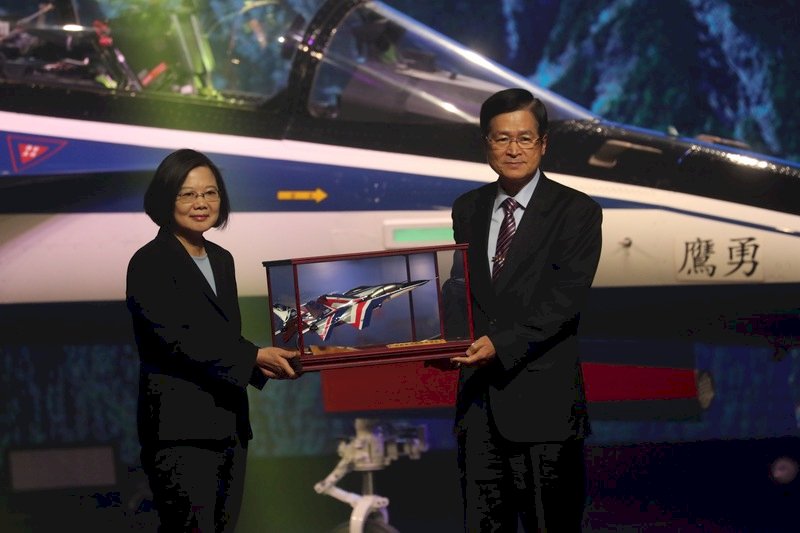 國造高教機「勇鷹」亮相 總統：證明台灣航太三大進步