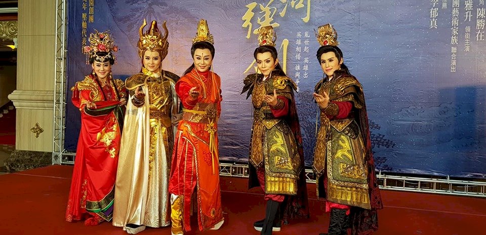 明華園歡慶創團90週年  師徒同台飆演「大河彈劍」