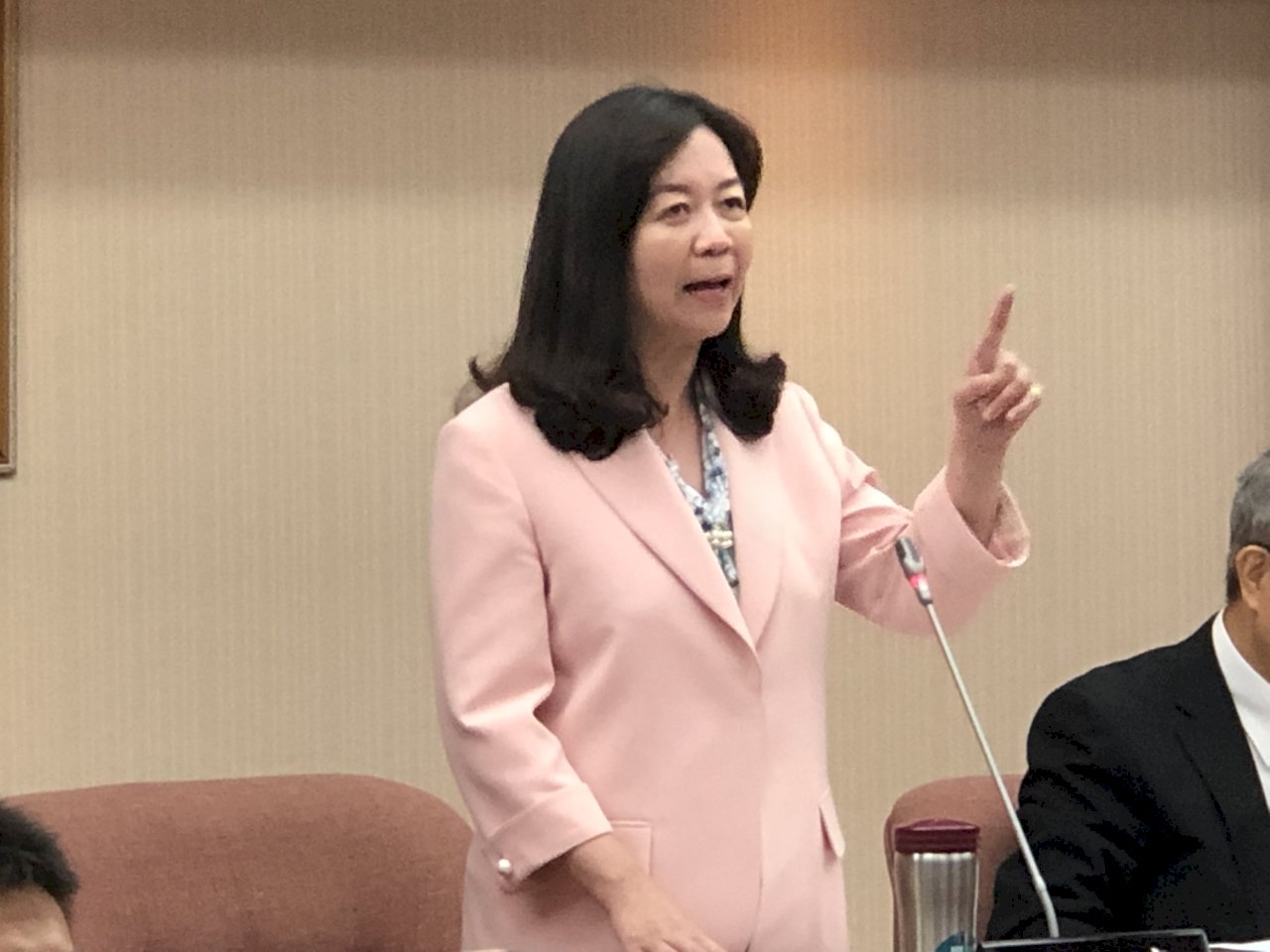 雙菊仍未出席違法私菸案報告 交委會召委譴責