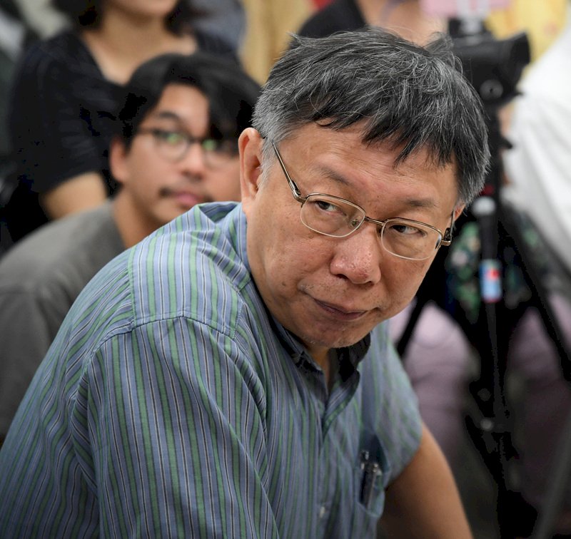 郭台銘拱黃健庭角逐北市  柯文哲：會去拜訪