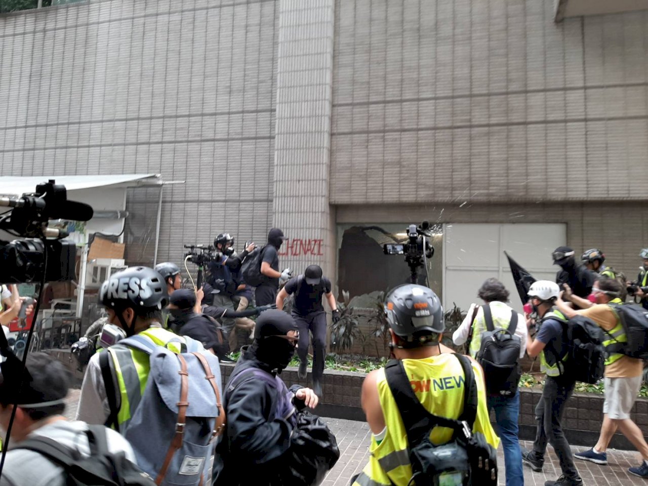 港警驅離反極權遊行 街頭煙彈齊發猶如街戰