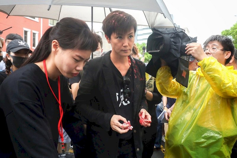 何韻詩遭潑漆兩嫌送辦  警方續查其他涉案人