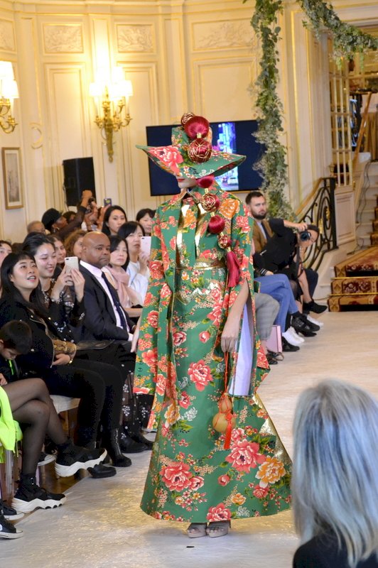 巴黎時裝週 施堉霖讓台灣花布綻放伸展台
