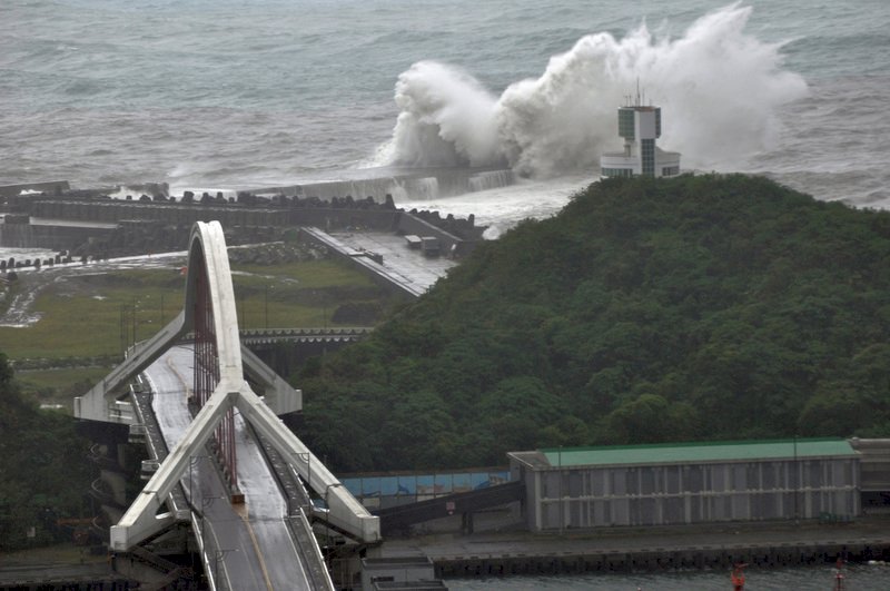 米塔暴風圈壟罩 台東掀7米巨浪