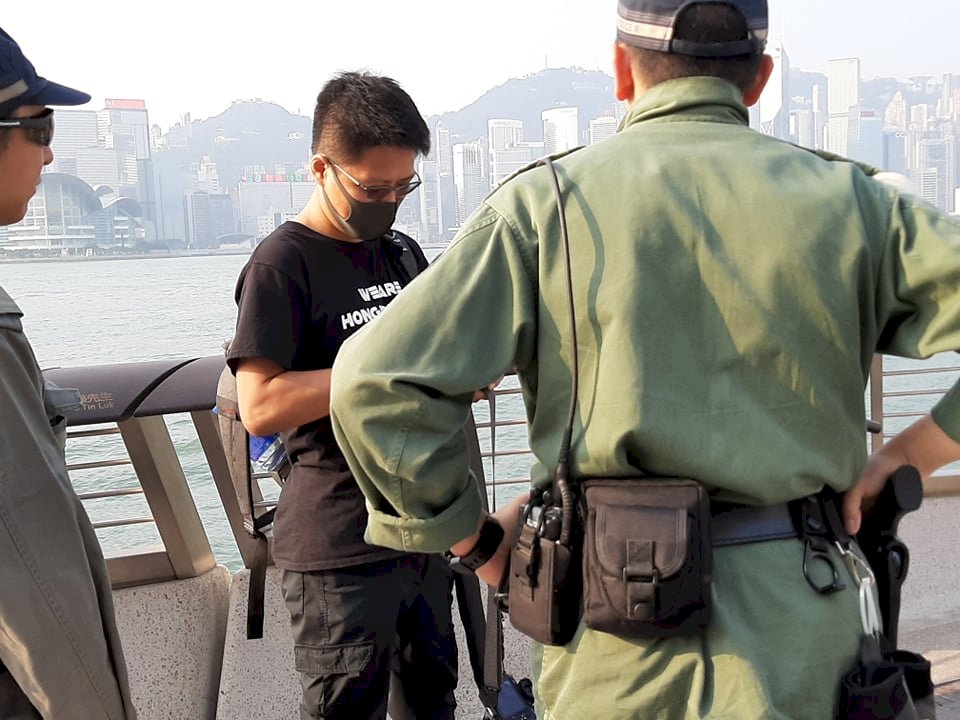 港警截查黑氣球 尖沙咀國殤嘉年華被迫中止