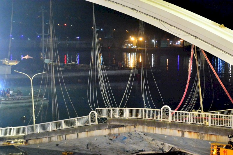 南方澳斷橋拆解作業 水中與高空漏夜進行