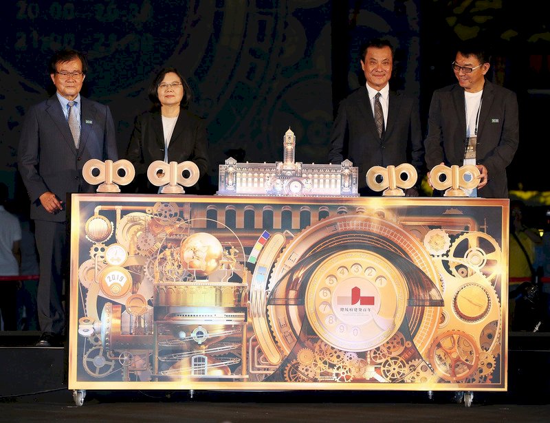 總統為國慶光雕展演點燈 每次長達8分鐘3年之最