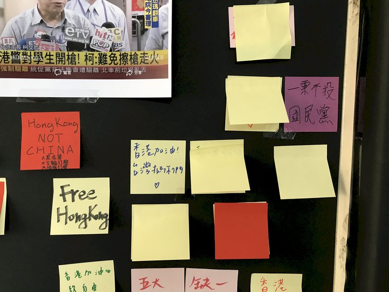 連儂牆遭陸生撕毀 台藝大港生赴警局提告