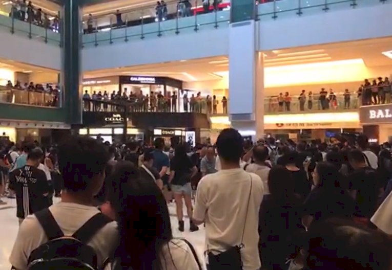 不滿禁蒙面法 香港多個大型商場都有市民聚集