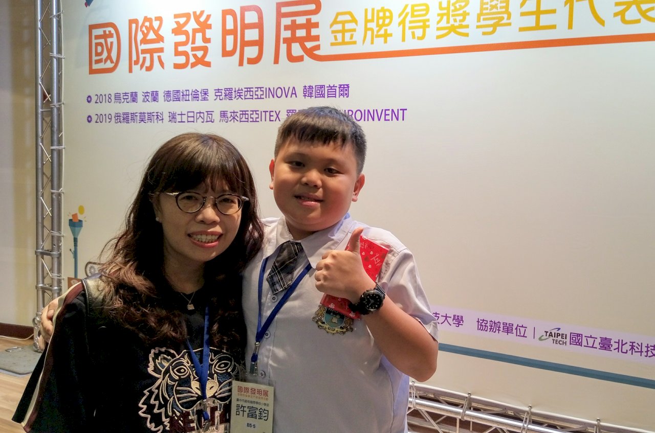 交警不怕空污了！小五生研發多功能指揮棒 馬國發明展摘金