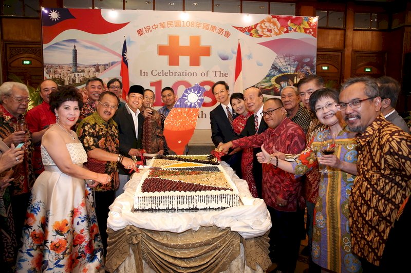 印尼泗水辦事處舉辦國慶酒會 500人祝賀