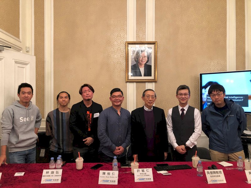 許毓仁訪英座談會 商討催生人工智慧憲法