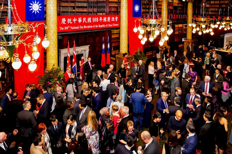 駐英代表處國慶酒會 500人出席祝賀