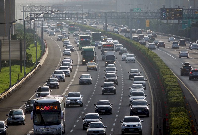 北返車潮午後湧現 傍晚6時後可逐漸暢通