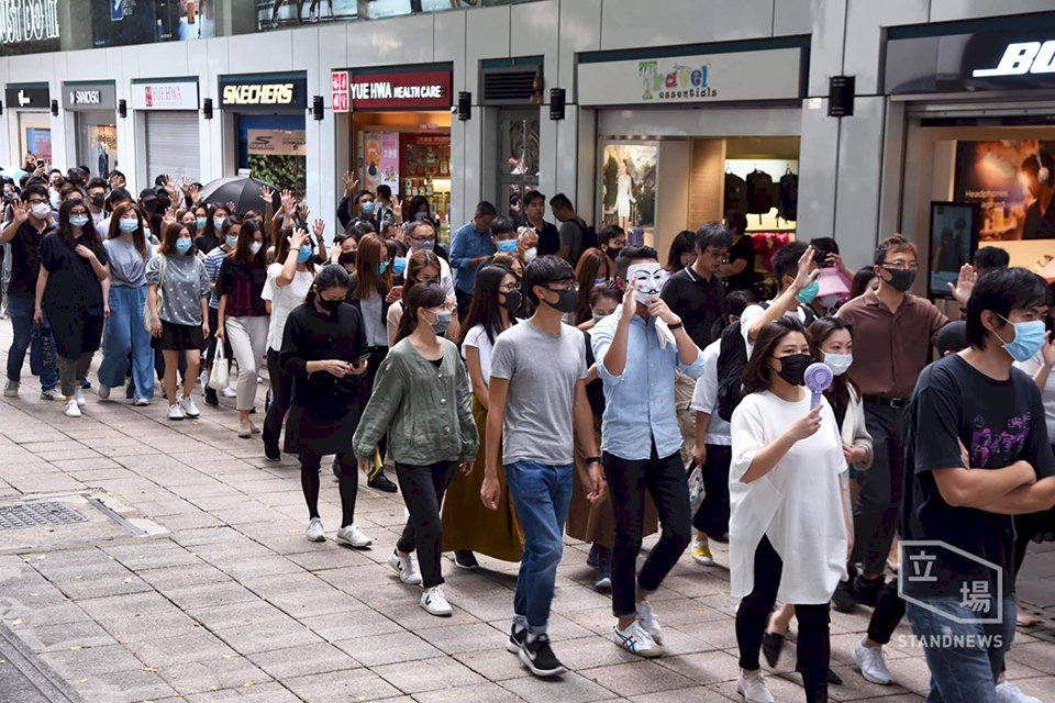 香港再現反送中快閃行動 戴口罩堵路遊行