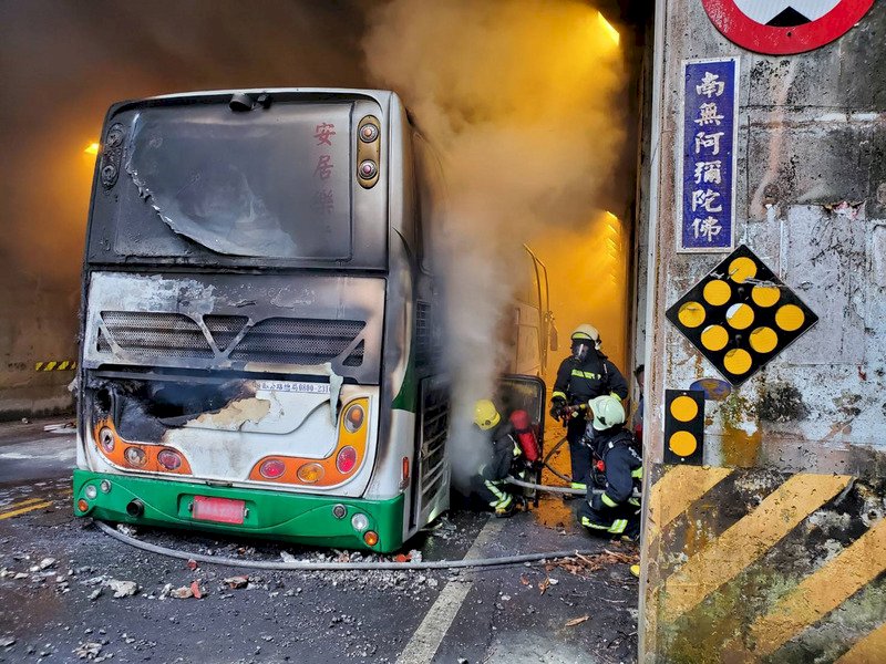 阿里山公路火燒遊覽車 車上41人平安逃脫