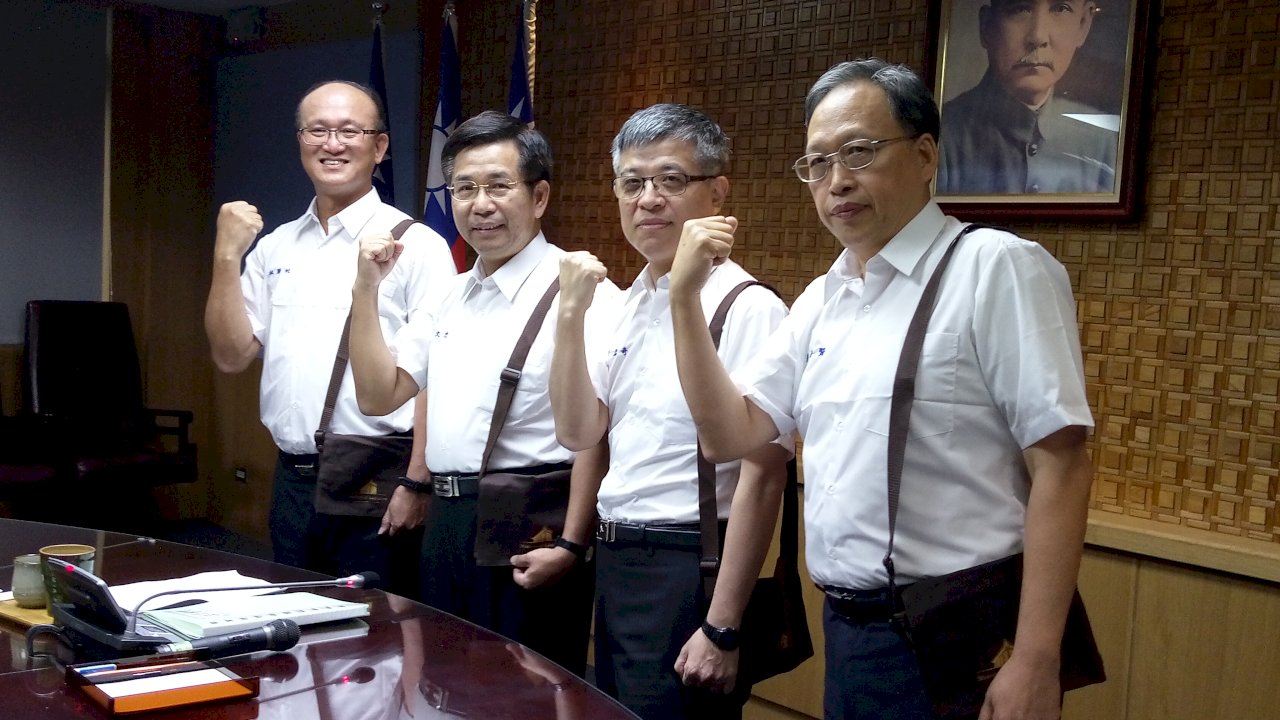 教長率官員穿制服背書包開會 倡導反霸凌運動