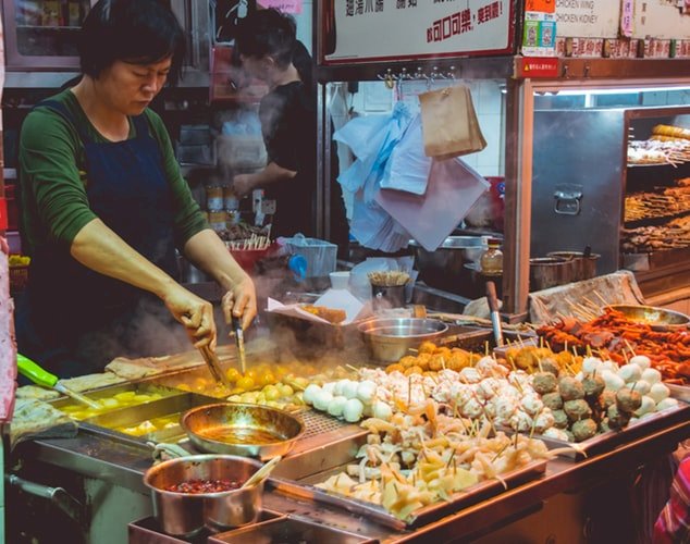 用錢包抗爭 香港示威者光顧黃店抵制藍店