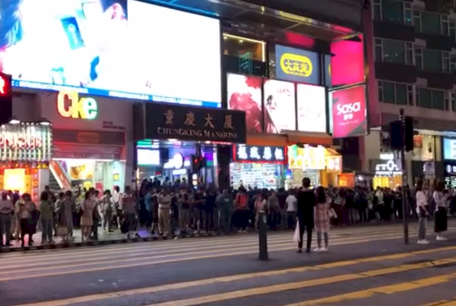 南亞人為遊行人士供水 港民至大廈外唱歌感謝