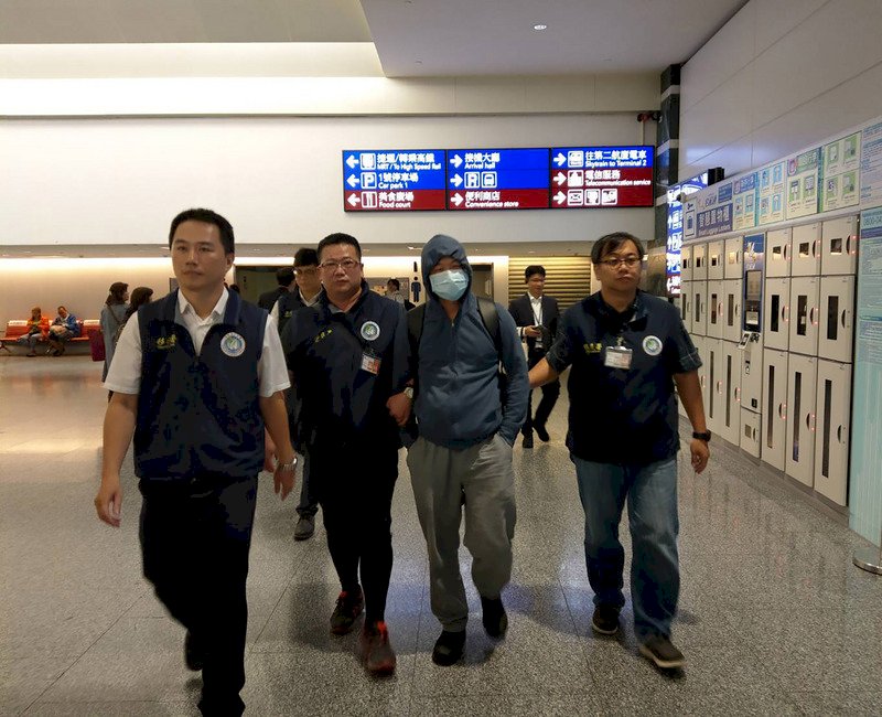 陸客破壞連儂牆被強制出境 蘇揆：剛好而已