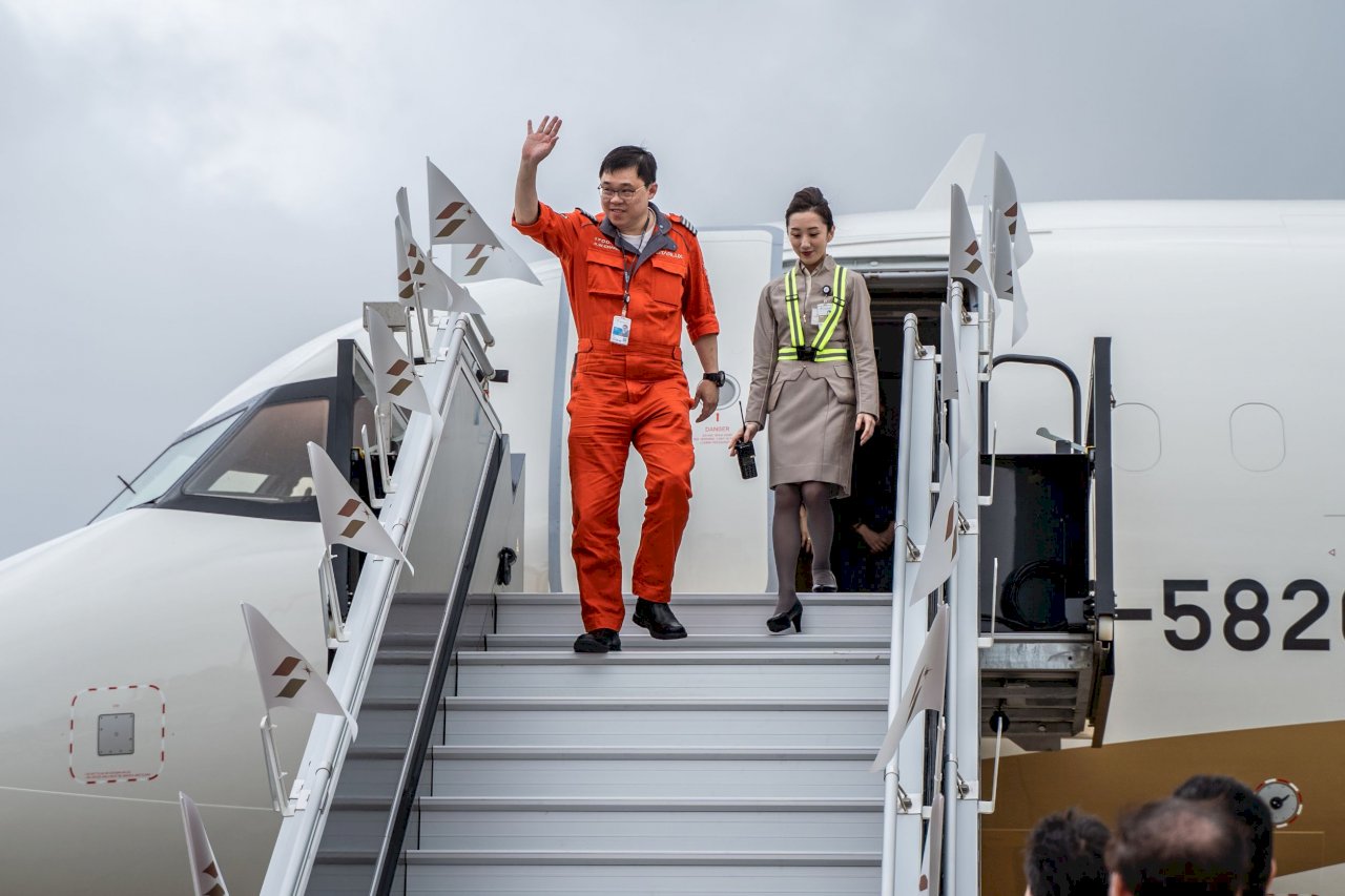 星宇航空首架新機 張國煒親駕抵台