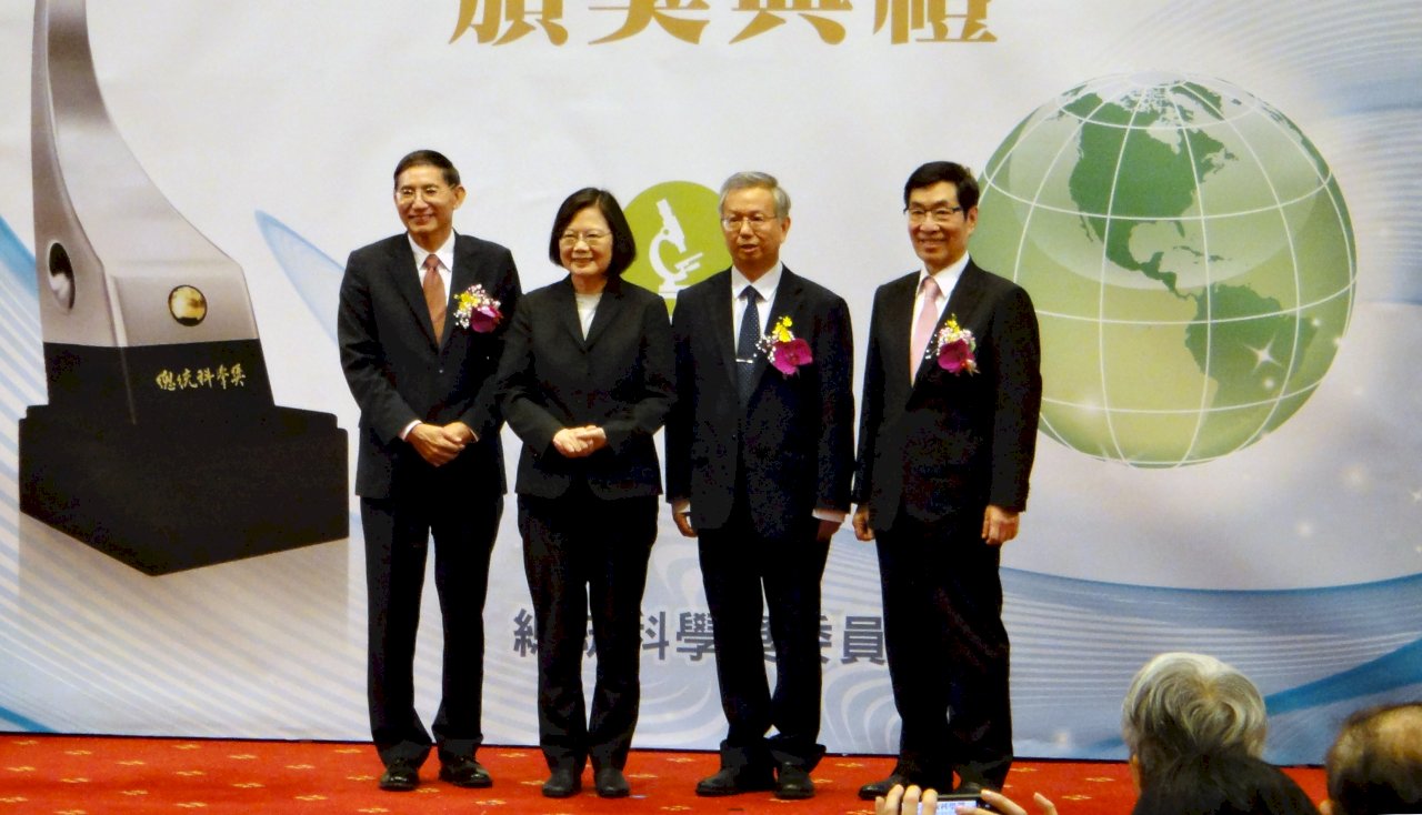 蔡總統親頒「總統科學獎」 肯定3位獲獎者卓越貢獻