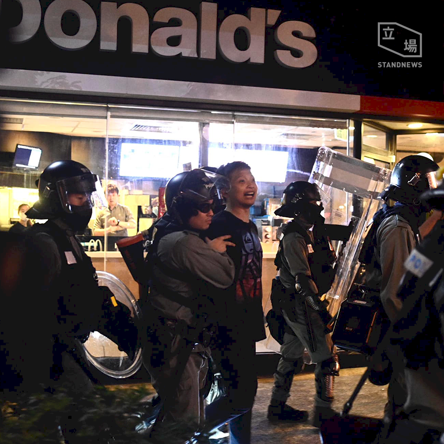 遭質疑抗議外洩催淚氣體 港警發射催淚彈驅離