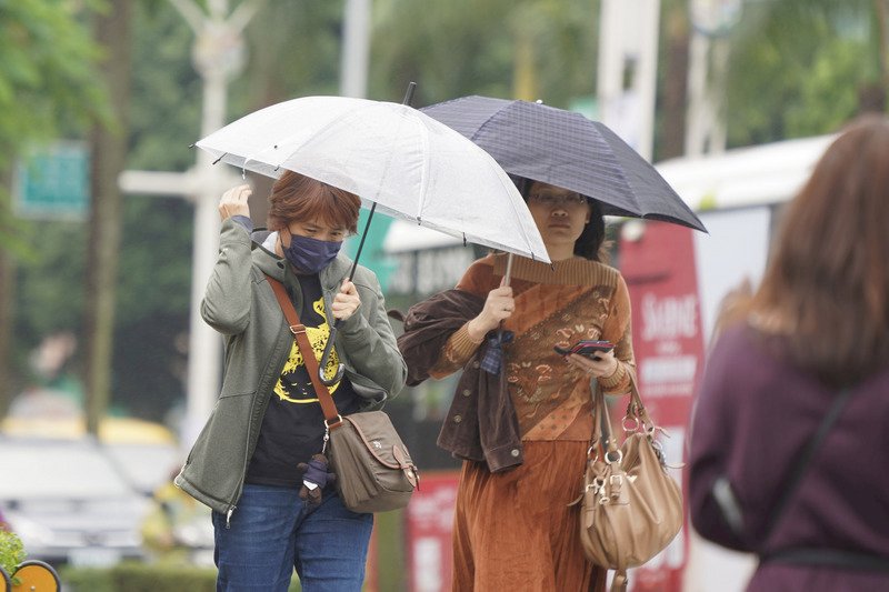 迎風面雲多偶飄雨 南部雲略增零星雨