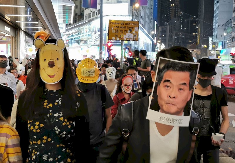 萬聖節反送中 港民戴面具上街考驗警方執法
