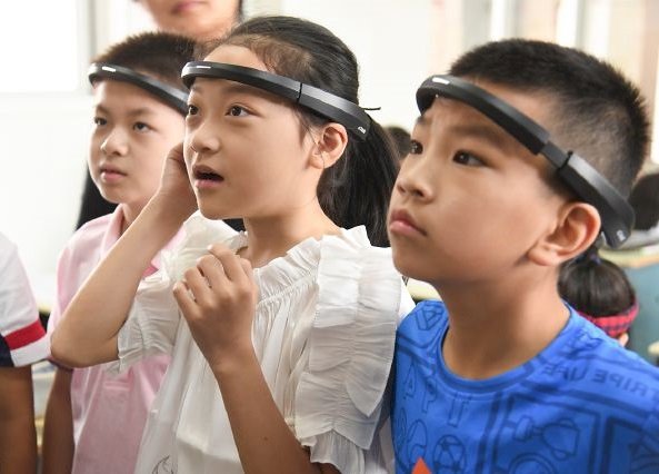浙江小學生戴監控頭環上課引非議 已遭暫停