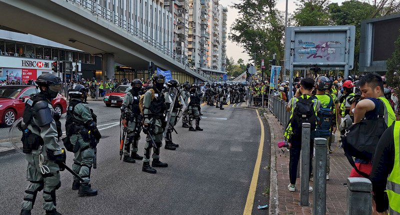 人潮湧維園集會 港警舉藍旗指違反禁蒙面法