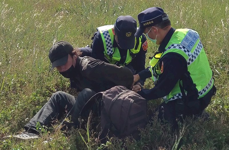 華航班機預備起飛 遭外籍男子闖管制區攀爬起落架