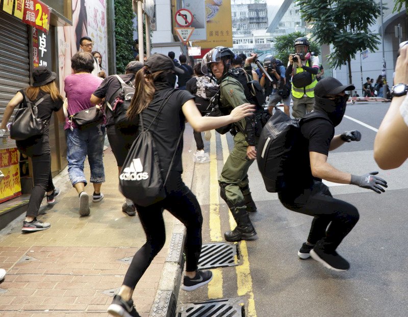 英議員上書女皇 港警無差別使用武力打壓異己  應摘下皇冠標誌