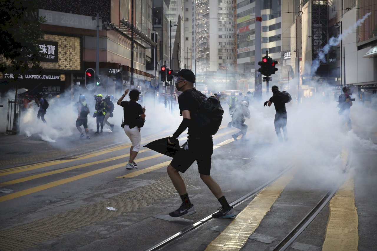 催淚彈內含劇毒還狂射？港記者、抗爭者紛傳罹患「氯痤瘡」