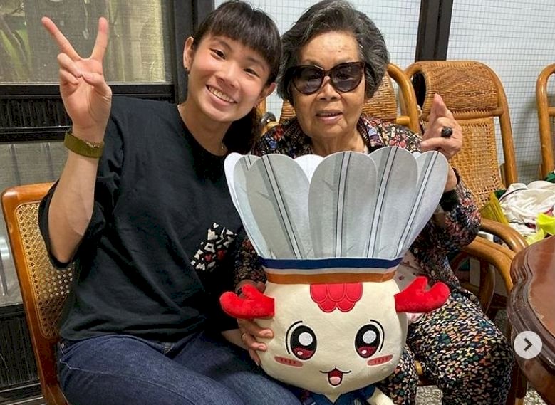 可愛的奶奶 小戴合照吸睛
