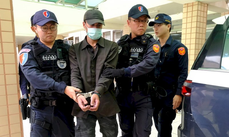 闖桃機管制區攀爬起落架 外籍男遭羈押