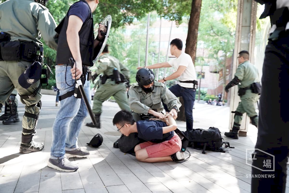 香港民眾今續示威 傳有民眾遭警察制伏