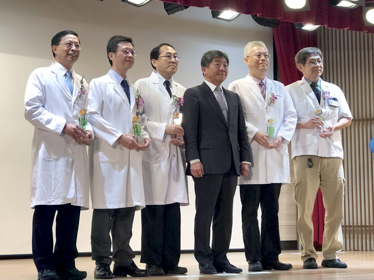 衛福部頒「優良暨資深典範醫師獎」 陳時中拋16字箴言嘉勉