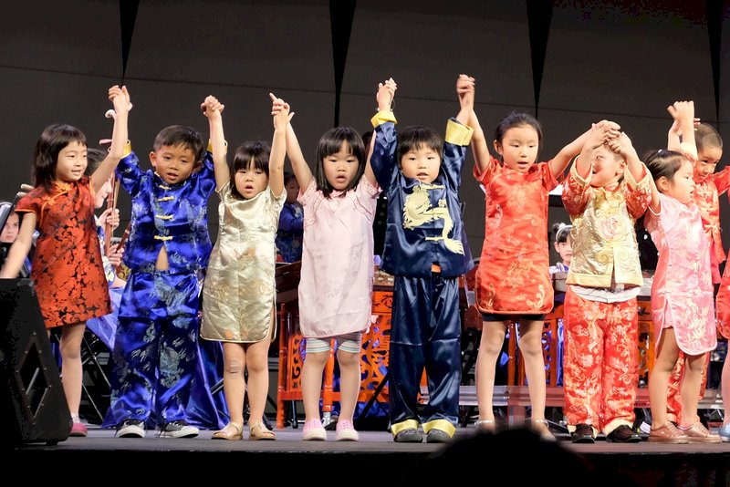 美國小學生演奏望春風 海外華語教育開花結果