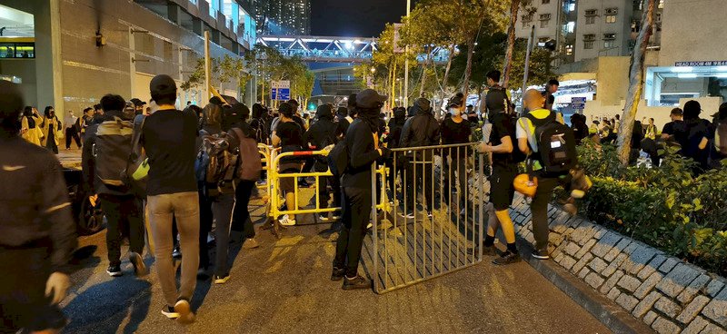 港人悼周梓樂 有人佔路縱火、有人發現彈殼
