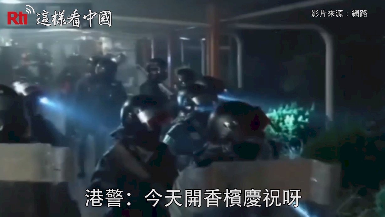 香港各地悼念周梓樂 港警驅散 竟道恭禧(影音)