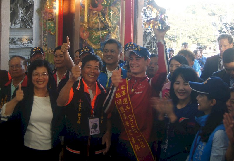 挪威鐵人艾登赴順澤宮還願：東奧奪金再來台謝神