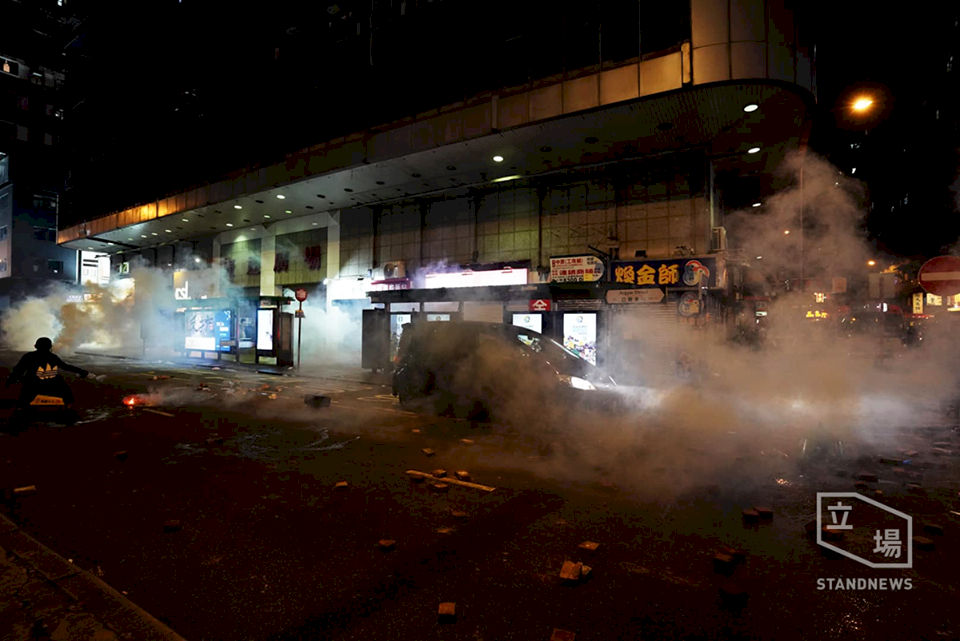 香港入夜多區續示威 港警射催淚彈驅散人群