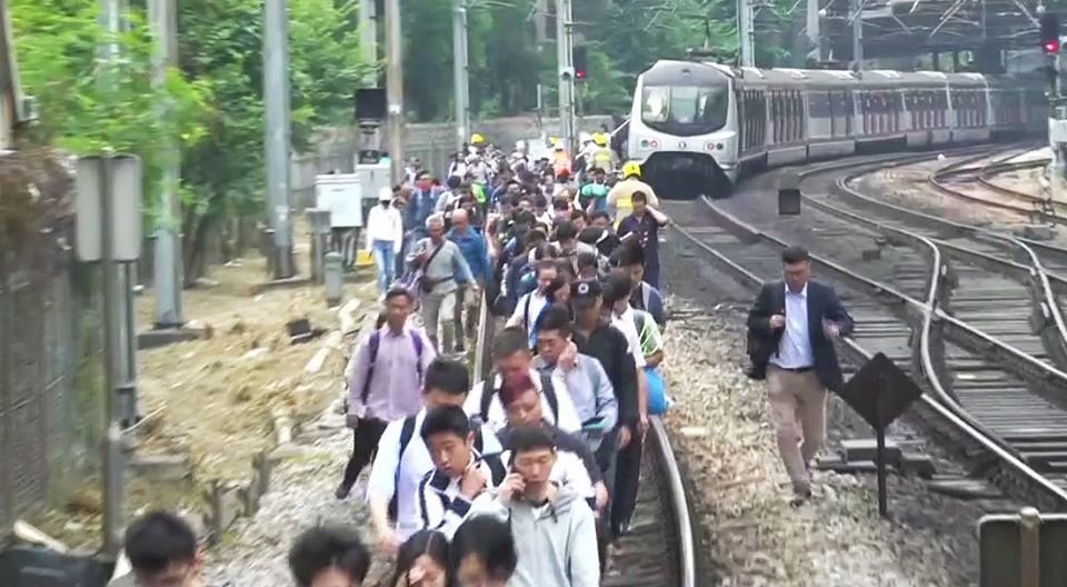 港鐵路連續第二天受破壞 上班上課受影響