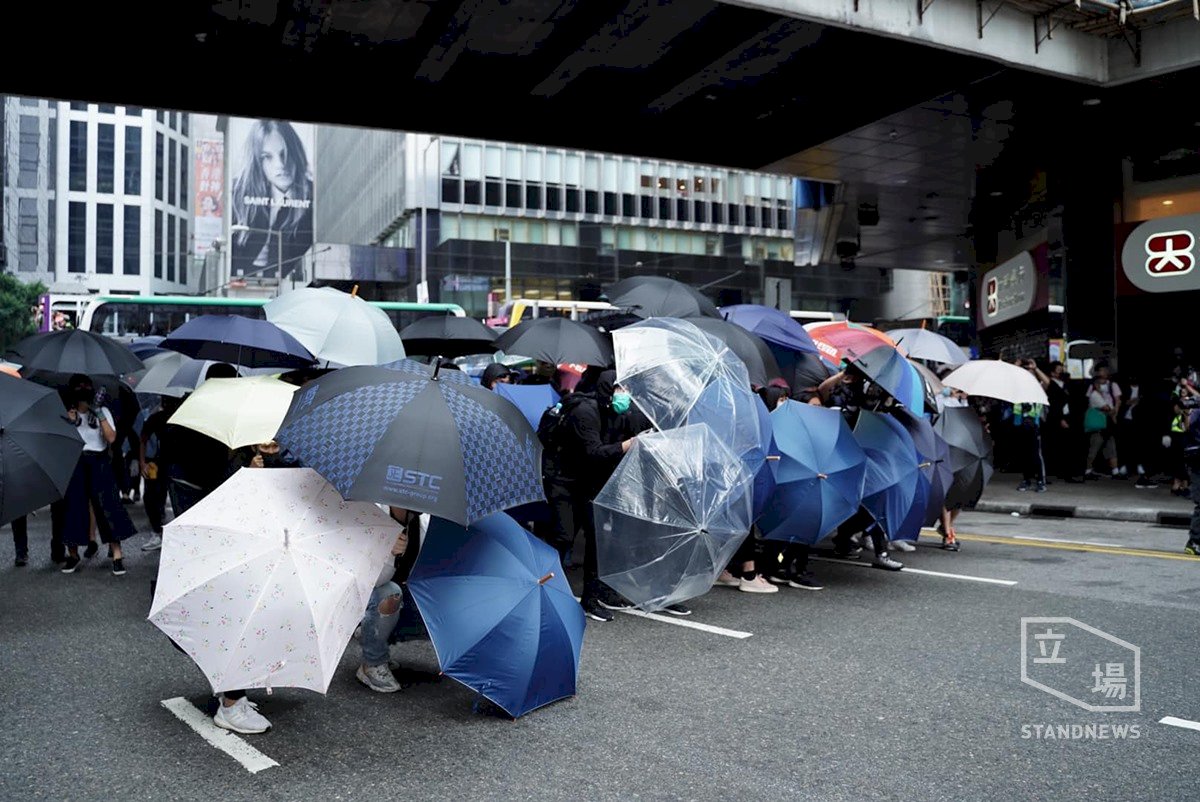港反送中示威者中環堵路 警方黑旗警告