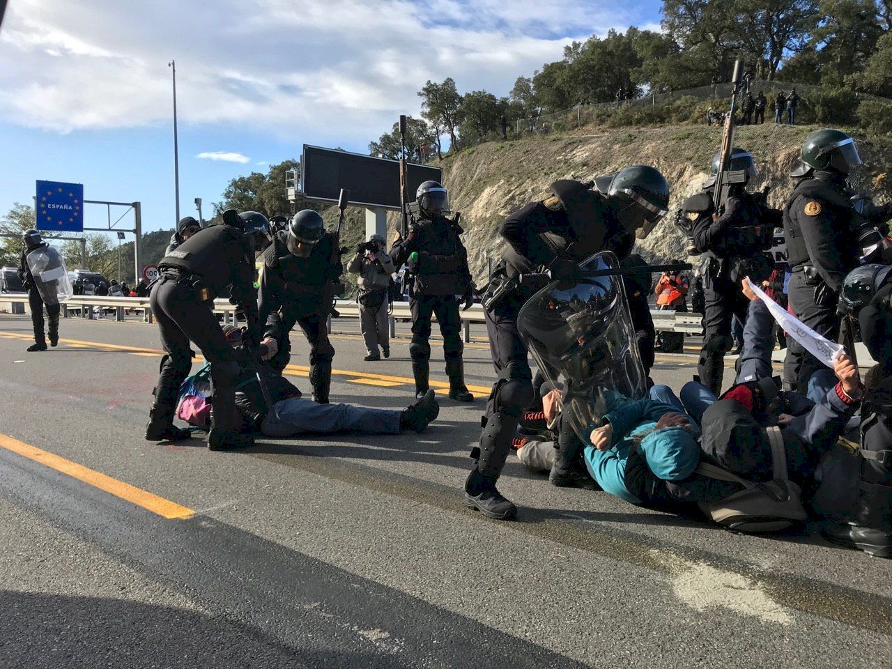 加泰獨派民眾封鎖邊境公路24小時 法國警方驅離