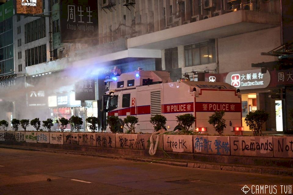 香港哭了！警民衝突一整夜